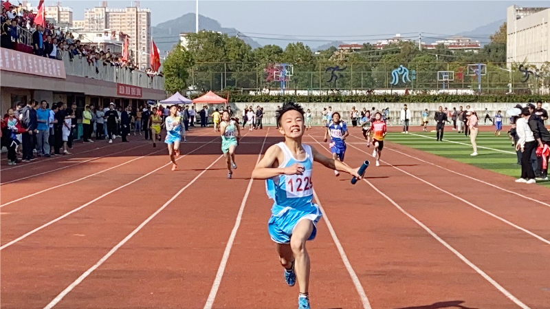 德智体美，全面发展；强我体魄，护卫中华。图为“六一”前夕，太湖县新城小学运动会的一个镜头。（太湖县纪委监委 李军摄）.jpg