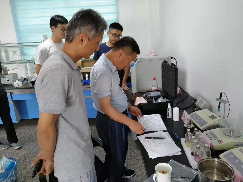 在徐桥自来水厂查阅台账.jpg