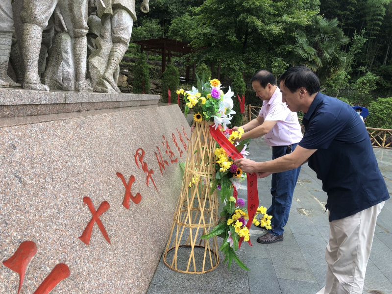 作者：周陈煜18056919393   城西乡小教一支部赴宿松白崖寨参观红二十七军纪念馆，瞻仰烈士，秉承遗志。.jpg