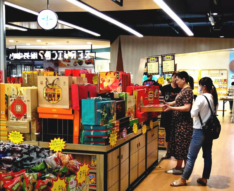 “小饼如嚼月，中有酥和饴”。我国有中秋节赏月与品尝月饼的习俗，寓意家人团圆，阖家幸福。图为中秋节市民选购月饼。（县直纪检监察工委鲁传东摄影）.jpg