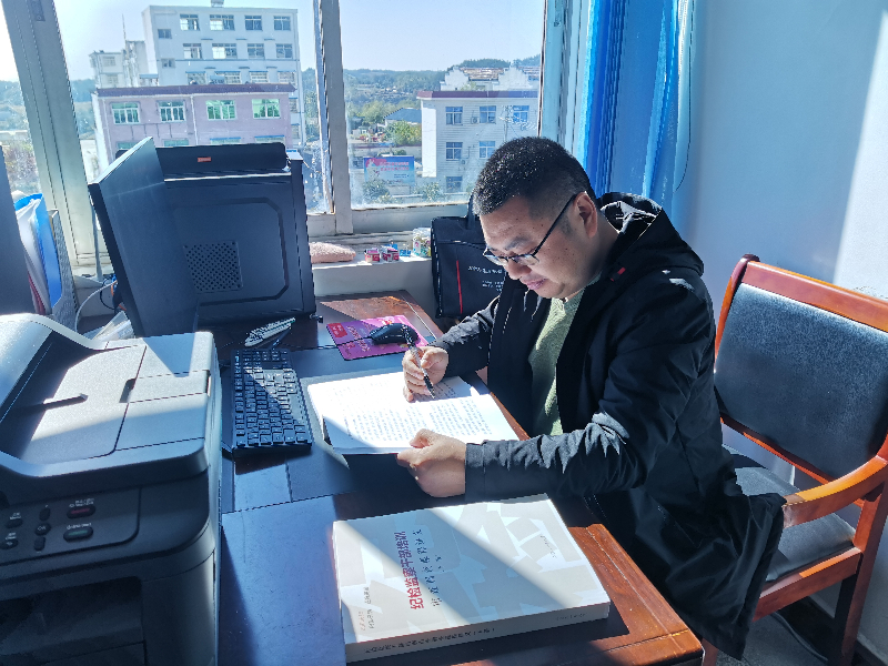 小池镇纪委工作人员在利用午休时间读书学习、自我提升。（拍摄人：胡颖）.jpg