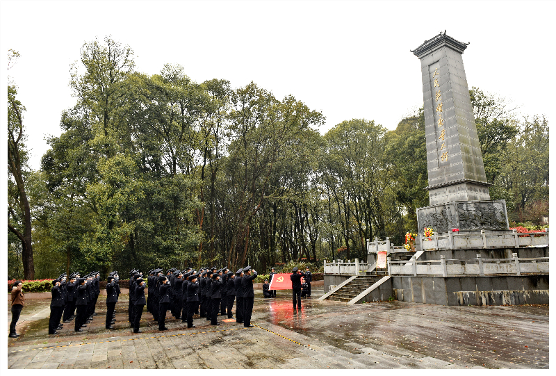 微信图片_近日，县公安局组织民警辅警到县烈士陵园接受革命传统教育，瞻仰先烈、缅怀英雄、重温入党誓词。（拍摄者：聂生俊）20211105171913_副本.jpg