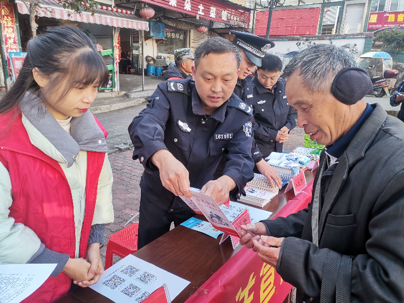 12月2日，刘畈乡开展第八个“国家宪法日”宣传活动，通过发放宣传资料、宣传物品等方式，宣传宪法、民法典等国家法律法规知识，弘扬了宪法精神，增强了群众的法治意识，营造了浓厚的法治宣传氛围。（刘畈乡纪委供，王燕摄）.jpg