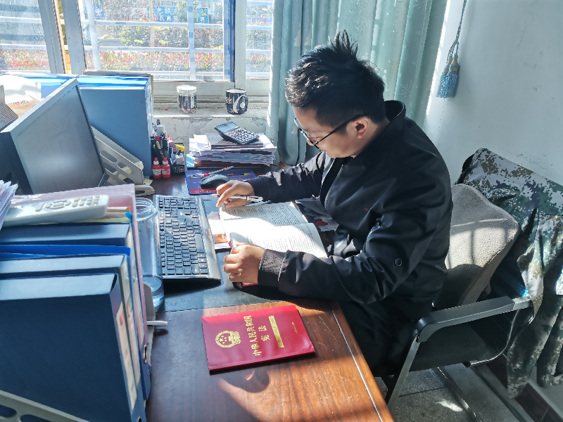 小池镇大力营造宪法学习宣传氛围，鼓励青年干部利用午休时间进行宪法学习。（拍摄人：小池镇胡颖）.jpg