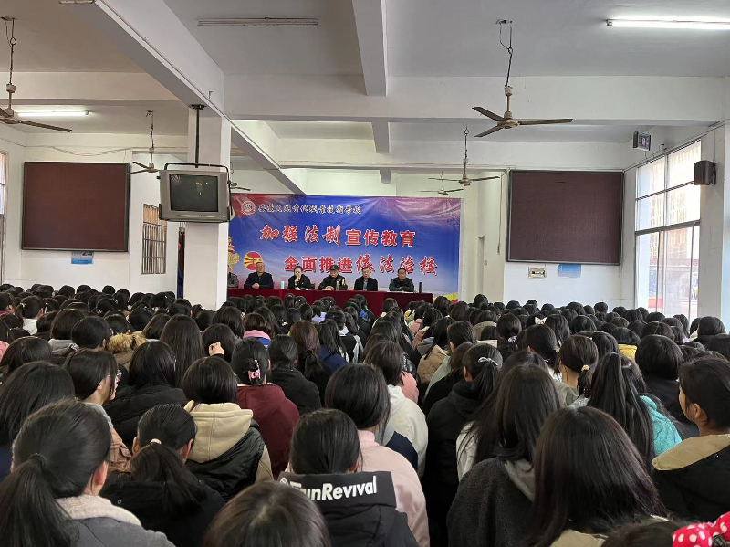 为深入开展2021年“宪法宣传周”活动，增强青少年学生的法治观念，推进法治校园建设 。12月3日下午太湖法院干警走进太湖县当代学校，开展“送法进校园”法律进校园活动。.jpg