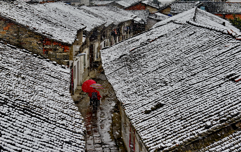 1、风雪求学 李登求摄街道两侧建筑几经变迁，保持至今的为青砖小瓦、木制椽枋、马头墙、石板路面的清代徽派建筑。晋熙老街曾是我县最为繁华的商贸中心，沿街店铺的传统手工作坊是我县历史上手工业,制造业和民_副本.jpg