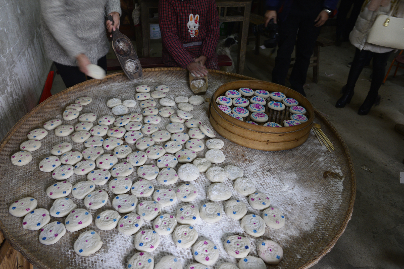 【冬至大如年】打年粑是太湖人迎接冬至最重要的一种习俗，历代就有“宁可锅中无肉，不可缸中无粑”的说法。烧水、和面、做粑、点花、上蒸笼......晶莹剔透、香气扑鼻的年粑寓意着全家团圆幸福美满。（太湖县纪委监委供 李登求摄）_副本.jpg