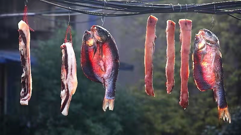 山区百姓历来有冬至制作腊味的传统，以为春节做准备。图为百里镇居民晾晒腊鱼腊肉。（文张新建  图刘虎）.jpg