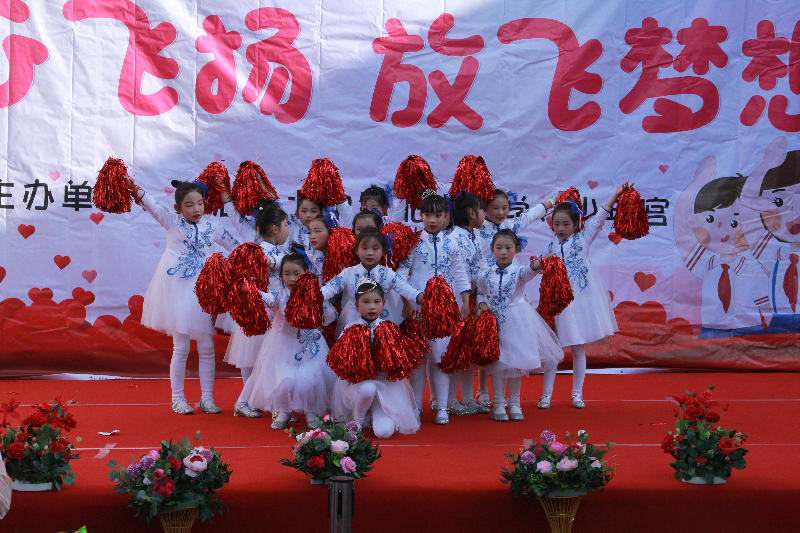 欢声辞旧岁，笑语迎新年！值2022年元旦来临之际，北中镇北中小学的师生们用自己特有的方式，展现青春风采，表达新年祝愿，寄予新的一年美好希望！(北中镇纪委供   王凤荣摄).png