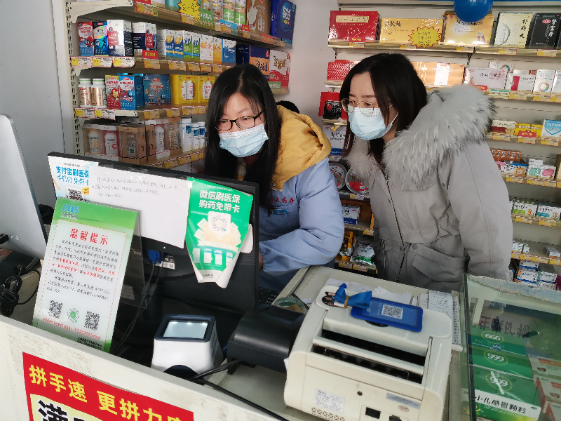小池镇纪委到镇区药房检查购买退烧药人员登记情况，胡颖摄，联系电话：18855627533.jpg