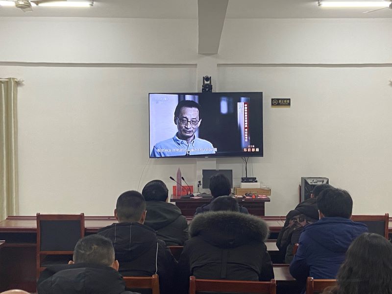 弥陀镇纪委组织观看《零容忍》警示教育专题片-.jpg