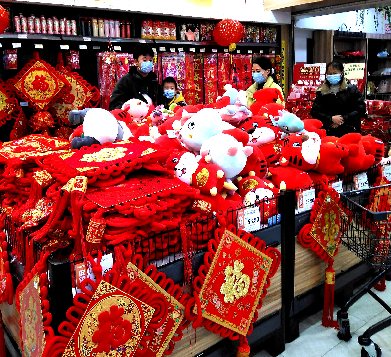 中国年贴春联、挂吉祥物、挂中国结，是我们的传统习俗，春节将至，市民正在购买虎年吉祥物。鲁传东摄影_副本.jpg