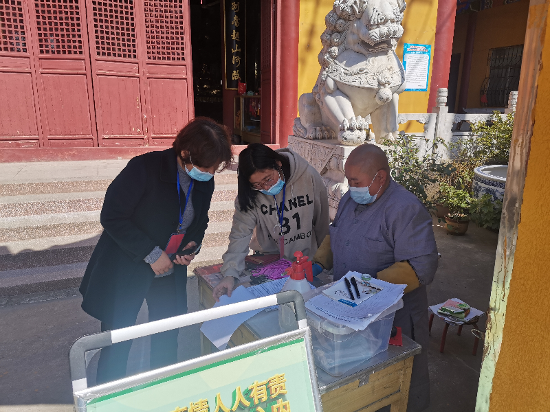 为贯彻落实上级疫情防控要求，3月10日，晋熙镇纪委对7个村居及景区进行疫情防控工作督查。督查过程中，主要检查了各村（社区）以及景区测温岗设置、宣传氛围、防疫物资储备、台账资料等。对督查过程中发现的问题，督查小组提出了整改意见，并督促限期整改。_副本.jpg