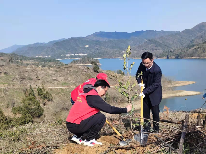 3月7日，林业局组织志愿者在寺前镇塔镇村李河组曹家湾开展“植树造林，绿化神州大地”植树节主题活动（仰洋摄）_副本.jpg