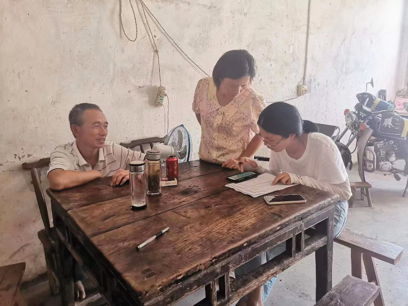 牛镇镇纪委入户宣传注册小微权力监督一点通平台，了解群众对平台知晓度，并收集群众对纪委工作好的意见和建议。（牛镇镇纪委供稿  汪华杞摄）_副本.jpg