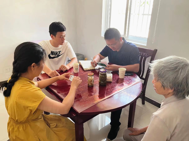 为推动“一改两为”走深走实，让党的惠民恩泽、兜底保障不漏一人，县人社局积极开展“暖阳工程”，县居保中心党支部纪检人员上门对60岁以上未参保人员核实原因、解释政策、办理参保！（驻教育局纪检监察组供 方彬摄）_副本.jpg