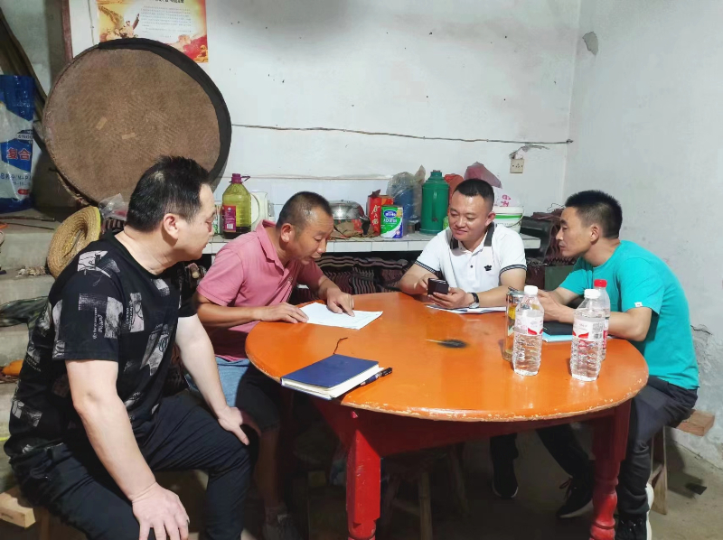 幸福村纪检监察干部和乡拆迁组工作人员一起到农户家中宣传太蕲高速拆迁政策，听取群众诉求。（城西乡纪委供，图石娜）_副本.jpg