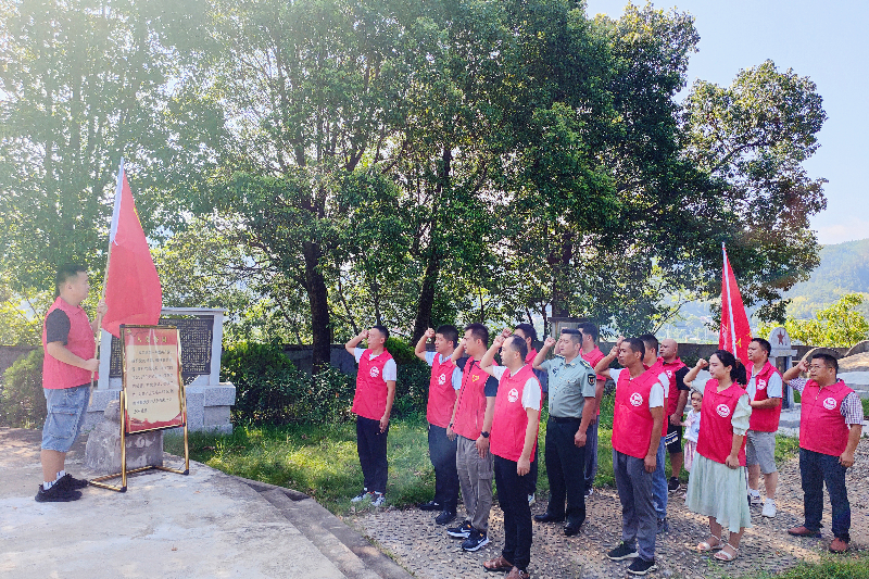 8月1日，弥陀镇组织年轻干部开展革命传统教育，瞻仰革命烈士纪念碑，并在纪念碑前重温入党誓词。（弥陀镇纪委供   程海摄）_副本.jpg
