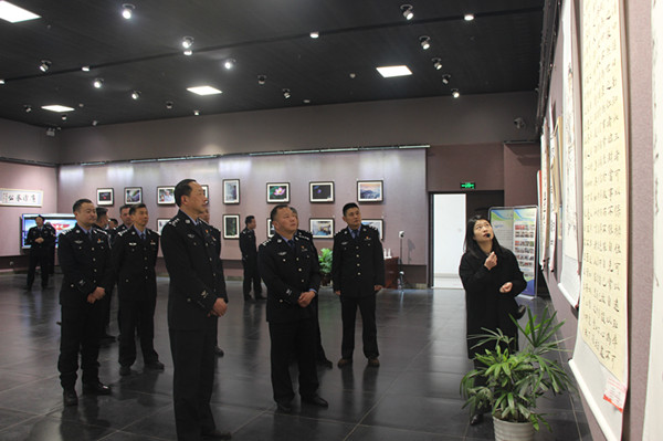 参观廉政文化展.JPG